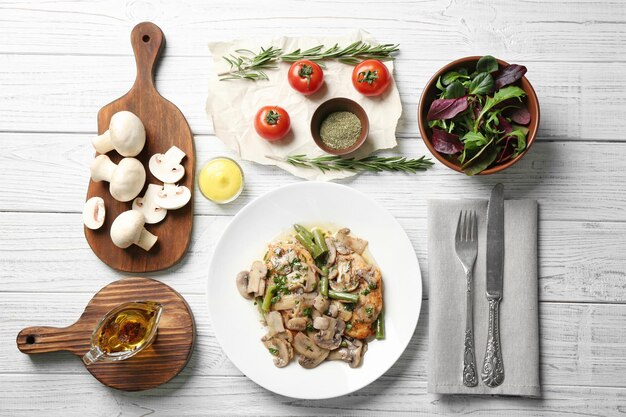 Świeły talerz domowego posiłku